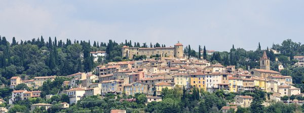 Est-il possible de louer une maison de vacances en Provence avec des excursions en montgolfière?